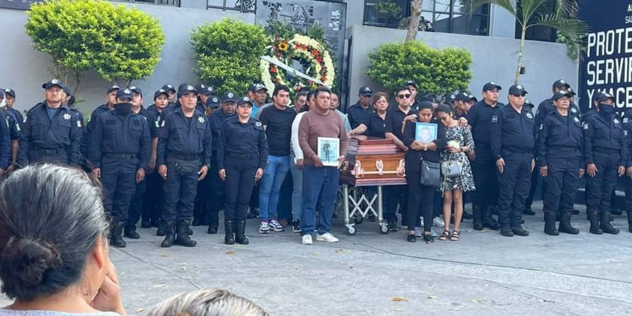 Homenaje y último adiós a policía asesinado en Salina Cruz | El Imparcial de Oaxaca
