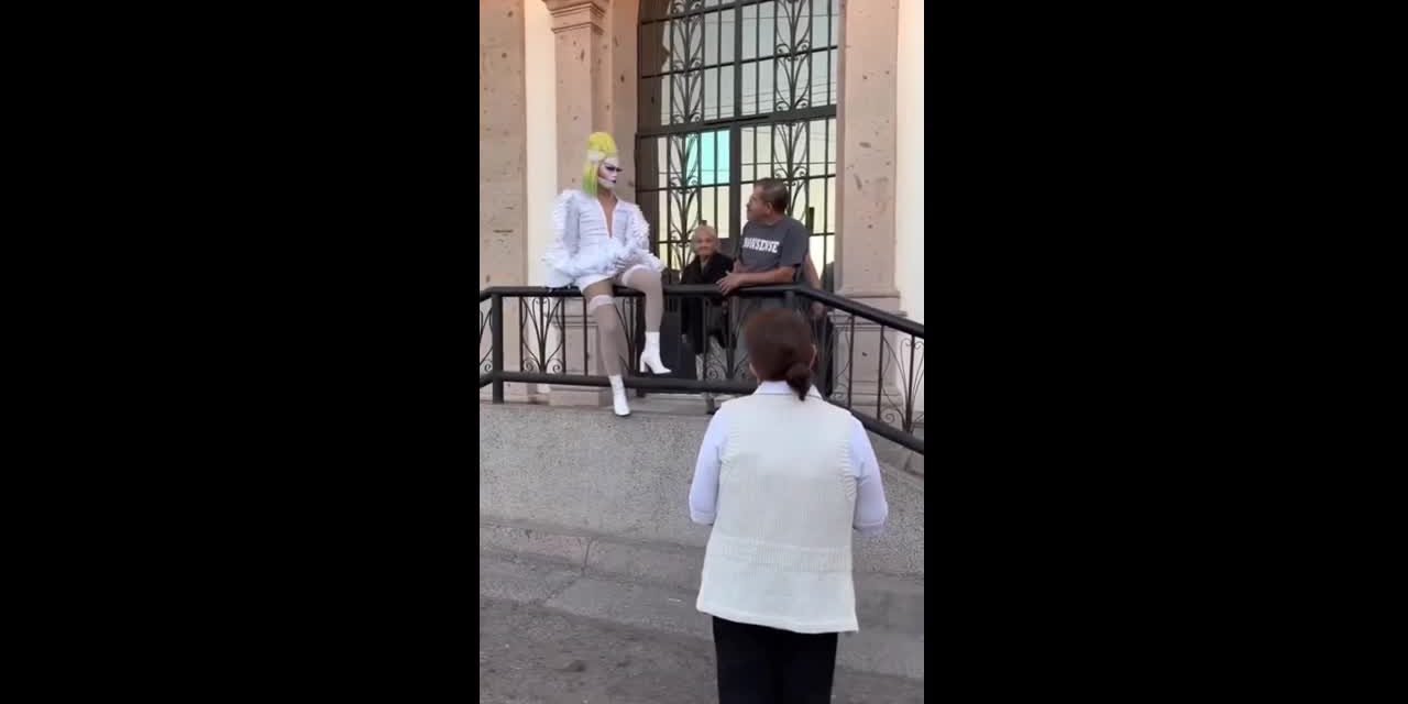 Discriminan católicos a Drag Queen por sesión de fotos afuera de una iglesia