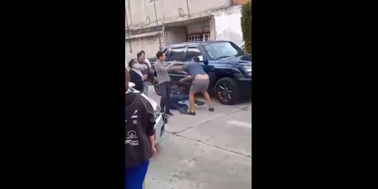 Video: ¡Violenta pelea en Puebla! Padres y alumnos riñen por bullying | El Imparcial de Oaxaca