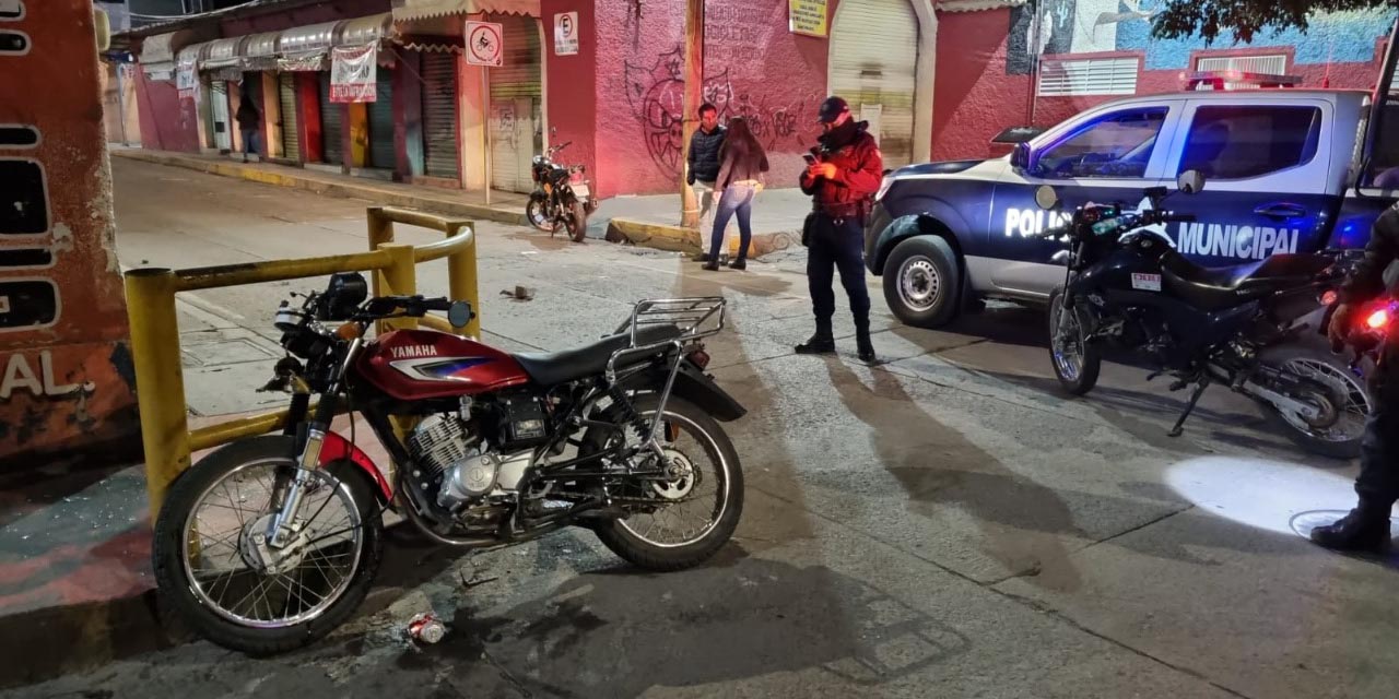 Abandonan motocicletas luego de accidente.