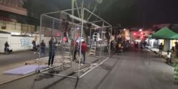 Foto: Jesús Santiago // Afanosamente anoche ambulantes instalaban casetas y estructuras metálicas para la “Feria del Juguete”.