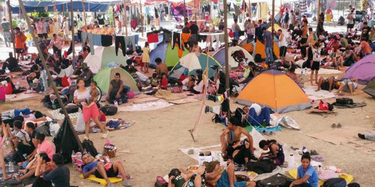 Los migrantes permanecen en un albergue habilitado por la autoridad municipal de Tapanatepec.