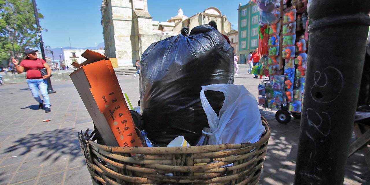 Foto: Adrián Gaytán // Cestos rebosaban de basura ayer a media tarde en el Centro Histórico ante el paro de barrenderos.