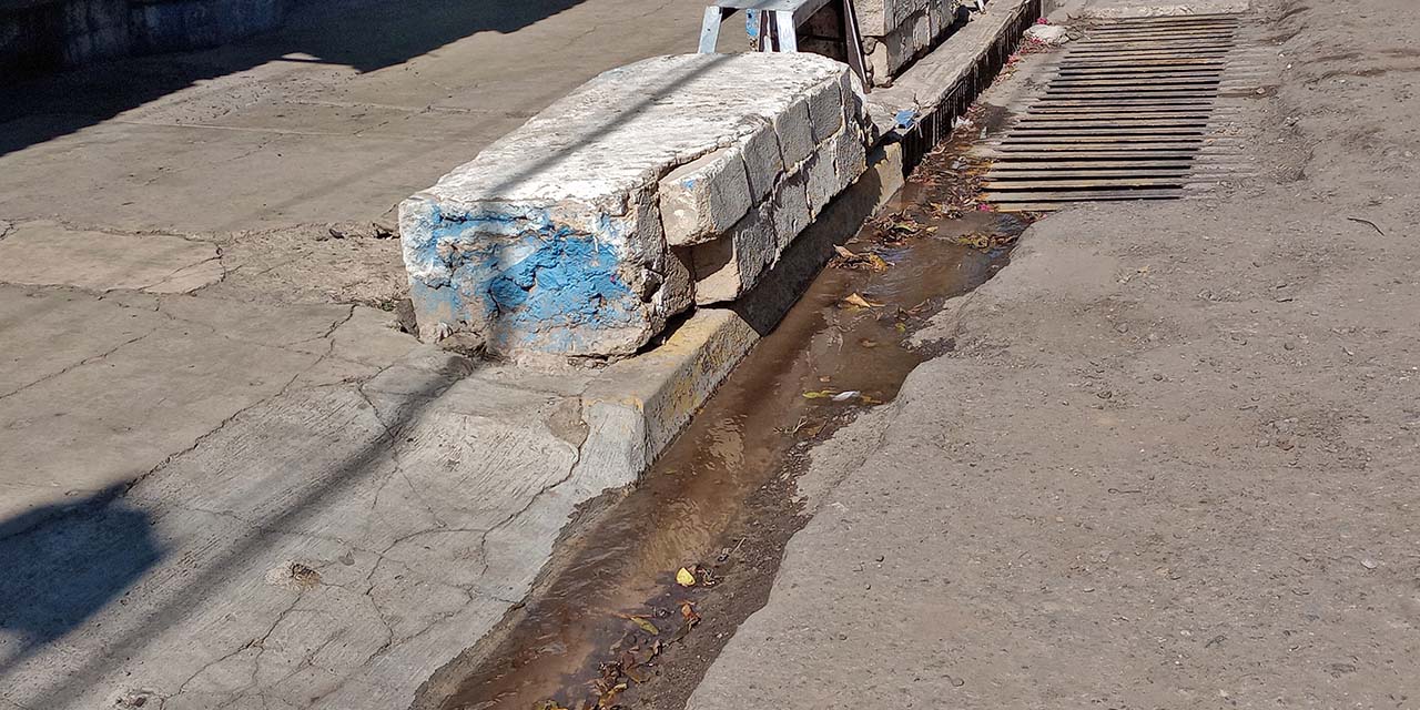 Fotos: Lisbeth Mejía Reyes // Criminal desperdicio de líquido en una ciudad sedienta.
