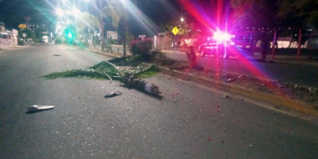 Daños deja accidente en Avenida de Huajuapan.