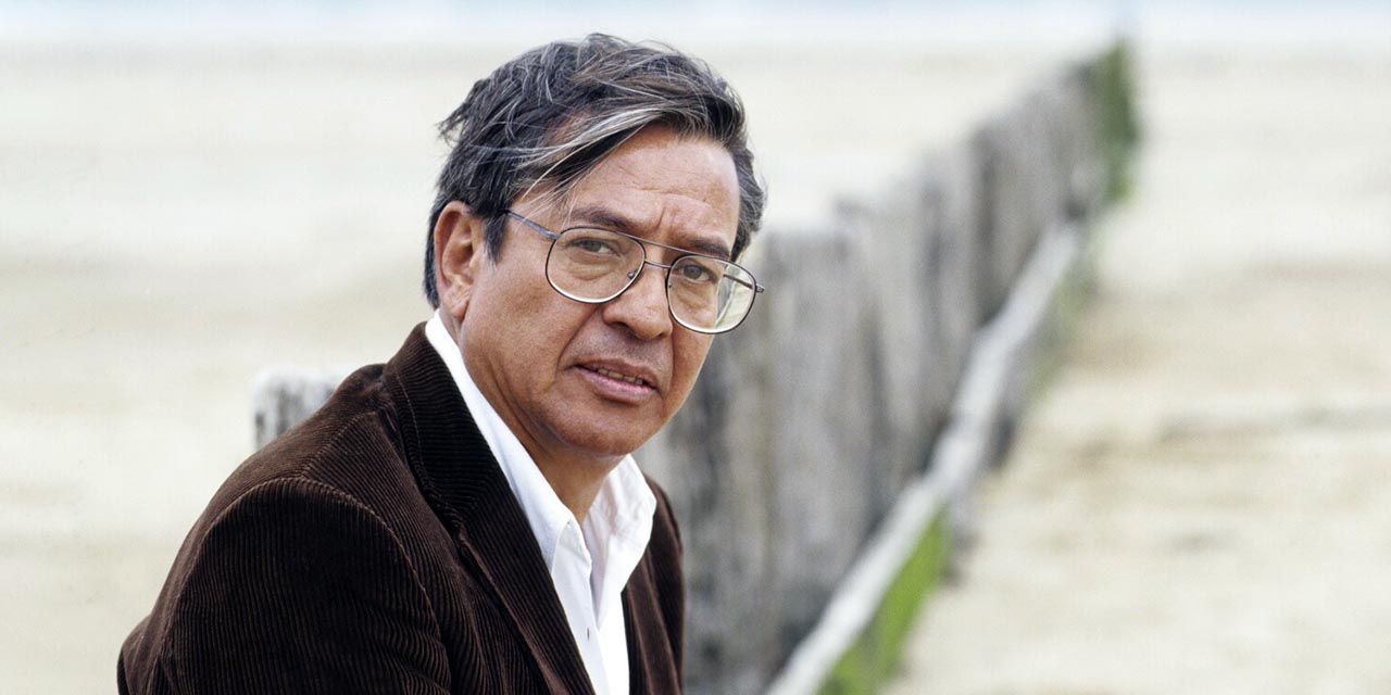 El autor y escritor mexicano José Agustín posa durante una sesión de retratos celebrada el 30 de mayo de 1996 en Saint Malo, Francia.