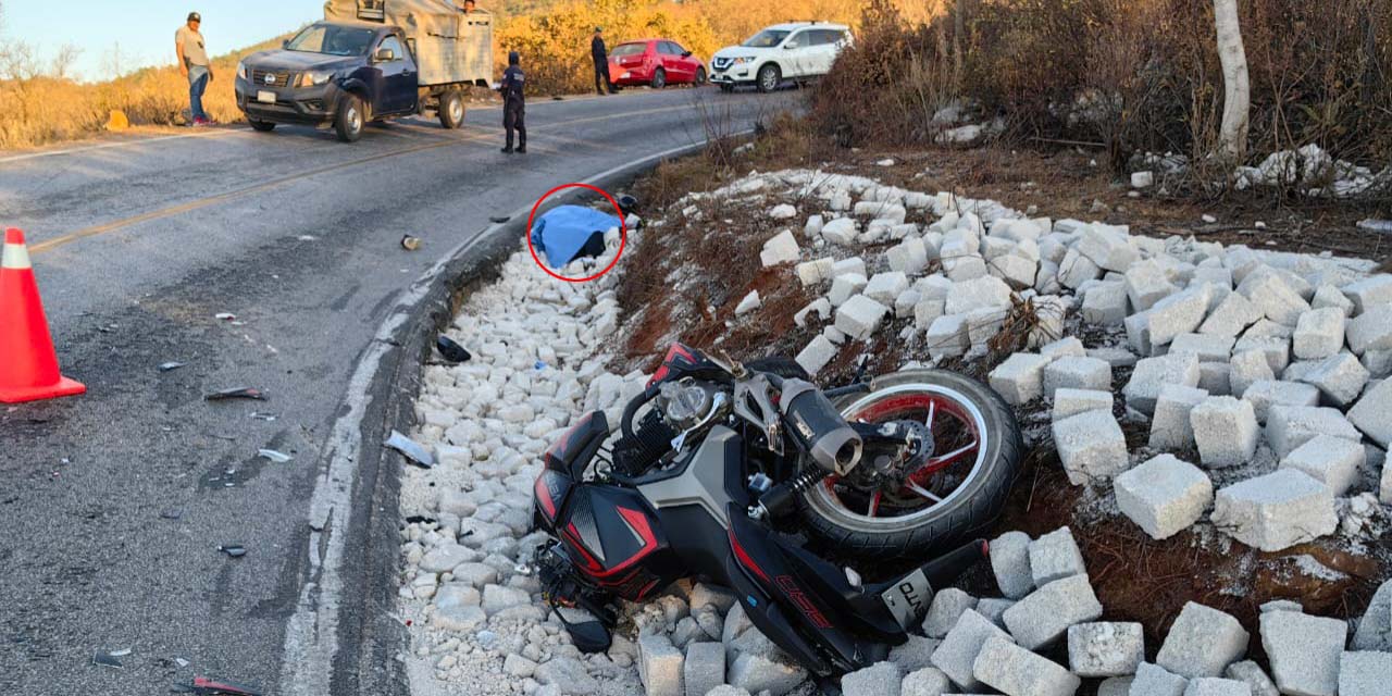 El joven motociclista salió disparado contra el asfalto y las piedras de la orilla de la carretera.