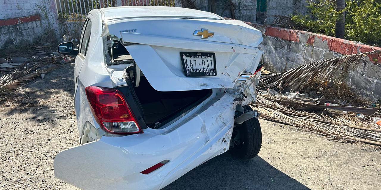 El vehículo blanco tuvo daños en la parte trasera.