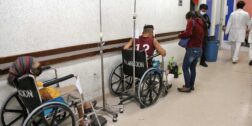 Foto: Adrián Gaytán // En el Hospital Civil, los pacientes son atendidos en los pasillos.