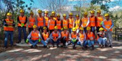 Foto: cortesía // Estudiantes de las carreras de ingeniería industrial e ingeniería química del ITO, después de la visita guiada en la Minera Cuzcatlán.