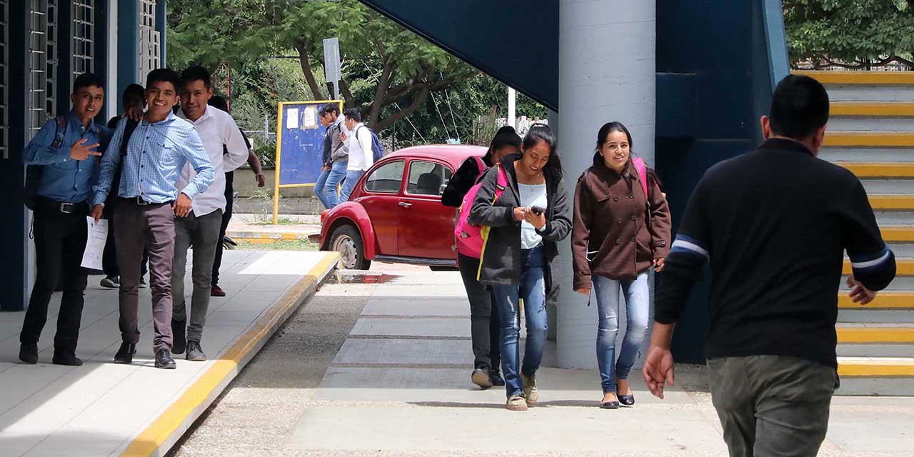 Foto: Luis Alberto Cruz // Estudiantes del nivel medio superior y superior ya no pagarán inscripción.