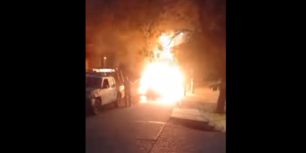 Incendio consume vehículo frente al Campo Rojo en Tehuantepec | El Imparcial de Oaxaca