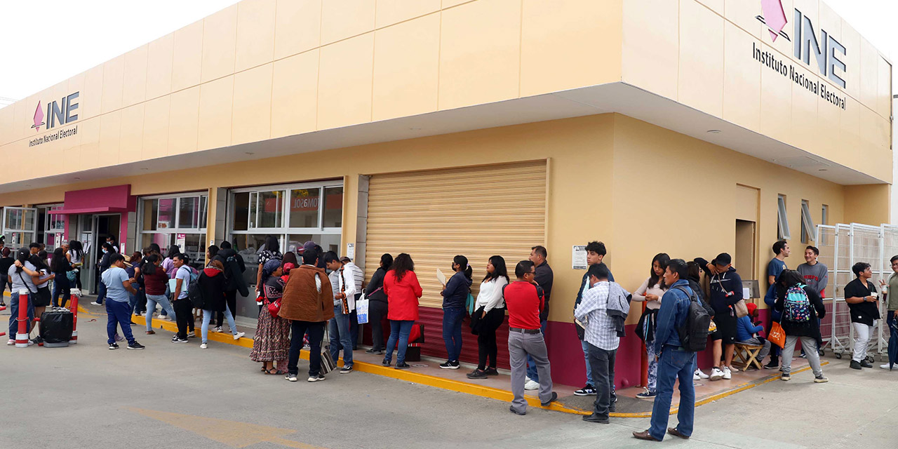 Forman filas desde las 6:00 horas por mica de elector | El Imparcial de Oaxaca