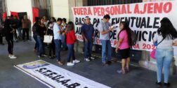 Foto: Luis Alberto Cruz // Integrantes del STEUABJO protestan en Palacio de Gobierno.
