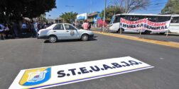 Foto: Adrián Gaytán // Integrantes del STEUABJO emplazan a huelga y bloquean la carretera 190