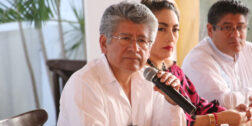 Foto: Adrián Gaytán // El presidente municipal con licencia, Francisco Martínez Neri y Bernarda González Rivas.