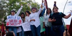Foto: cortesía // La diputada Liz Arroyo encabeza manifestación pacífica de mujeres para exigir un alto a la violencia política.