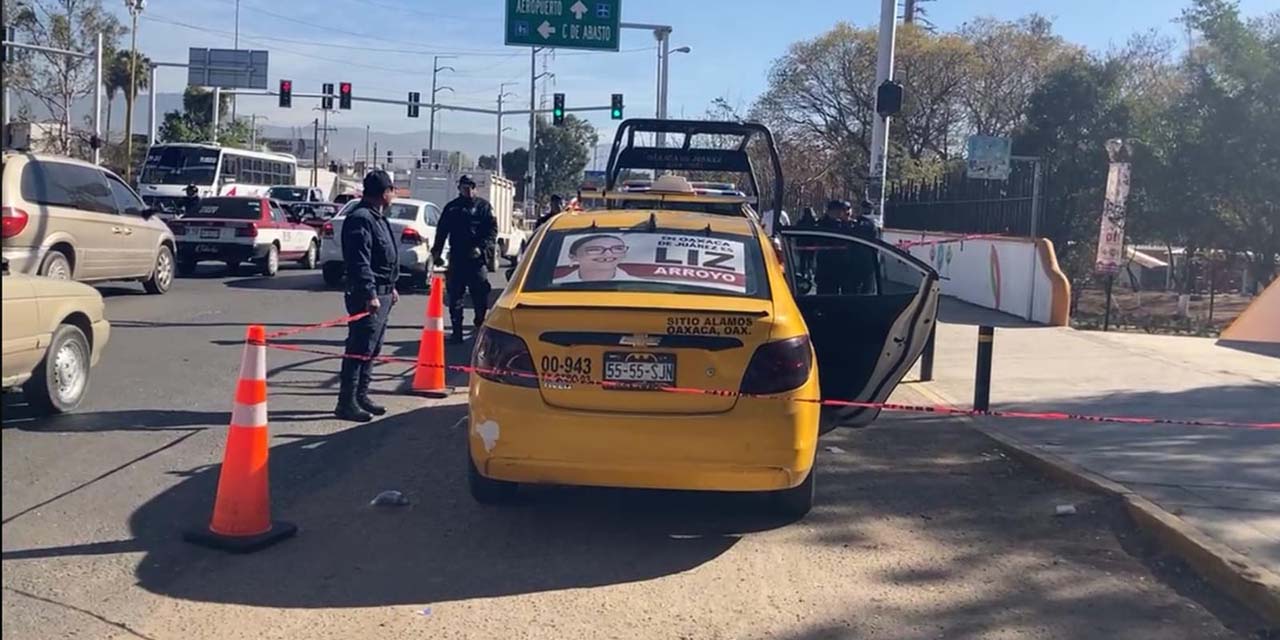 La mujer falleció al interior de un taxi amarillo; ya se investiga su muerte.