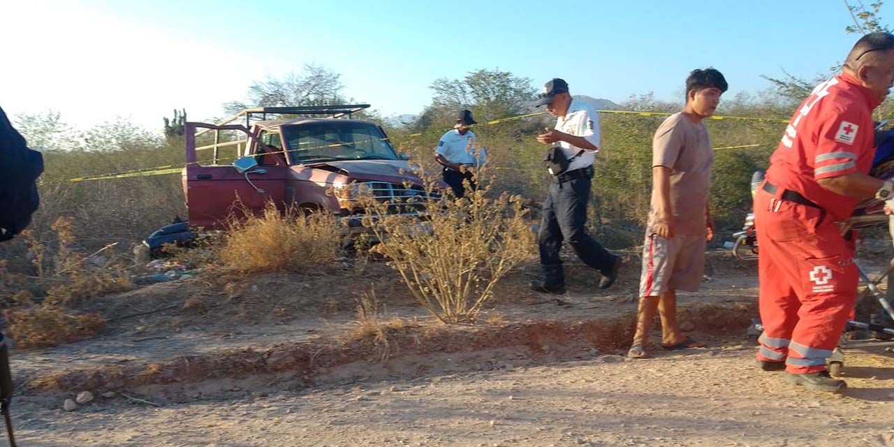 La camioneta tipo Ranger volcó aparatosamente.