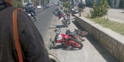 Las autoridades viales tomaron control de las motocicletas accidentadas.