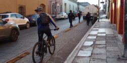 Foto: Lisbeth Mejía Reyes // Nadie respeta la bici ruta en el Centro Histórico.