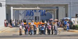 Foto: Adrián Gaytán // Por más de 33 horas, comuneros de Santa María Coyotepec tomaron el cuartel de la Policía Estatal.