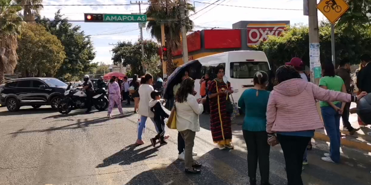 Personal de la SSPyPCO bloquean para exigir liberación de compañeros retenidos | El Imparcial de Oaxaca