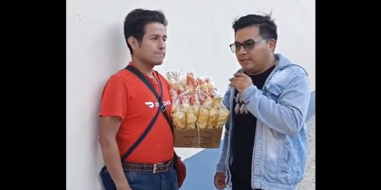 VIDEO: Supuesto exvocalista de Grupo Bryndis vende papas en la calle | El Imparcial de Oaxaca