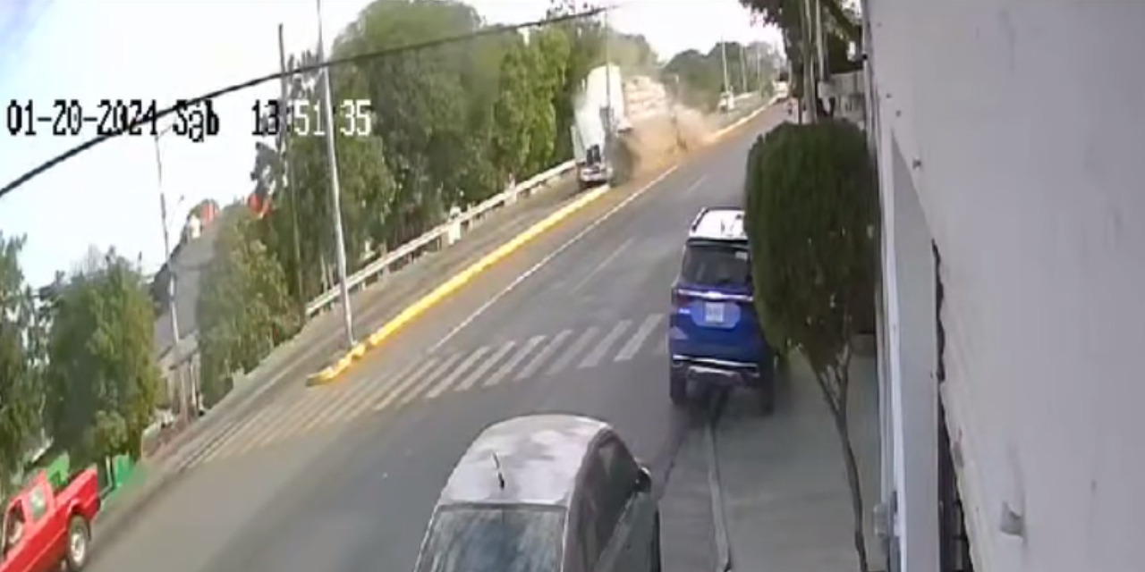 VIDEO: Tráiler se impacta contra poste de camellón en la 185 | El Imparcial de Oaxaca