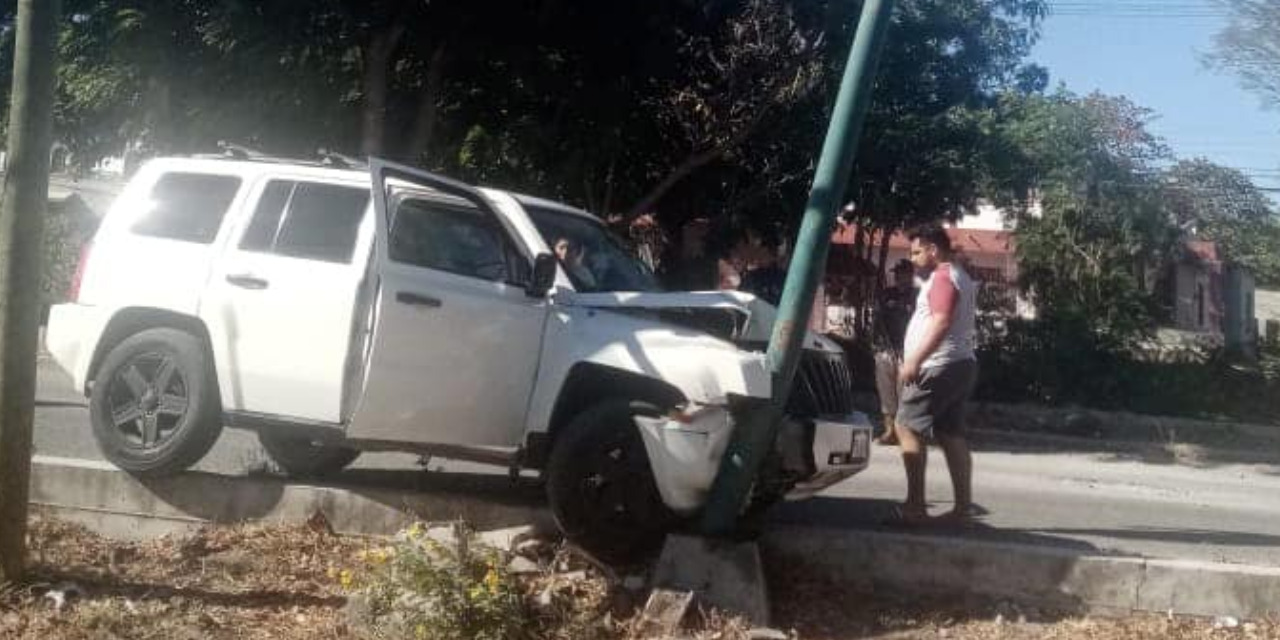 Conductora estrella su camioneta contra poste en Juchitán | El Imparcial de Oaxaca