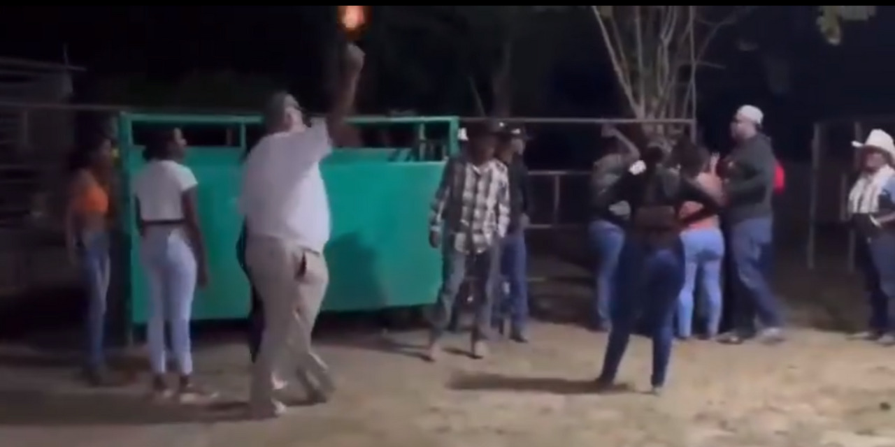 VIDEO: Hombre dispara al aire para detener riña de mujeres | El Imparcial de Oaxaca