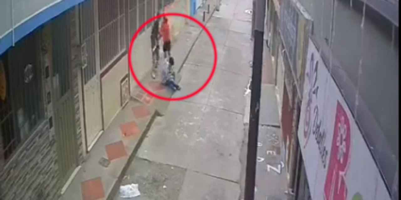 VIDEO: Apuñalan por la espalda a niño para robarle el teléfono celular