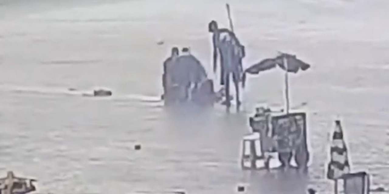 VIDEO:  Impacta rayo a mujer y la mata al instante en playa de Brasil