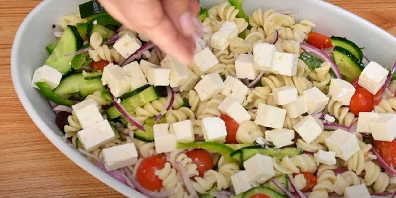 Ensalada Griega con Pasta: Frescura y Salud en un Plato