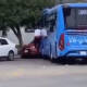 VIDEO: Chofer de camión olvida poner el freno y provoca colisión con auto