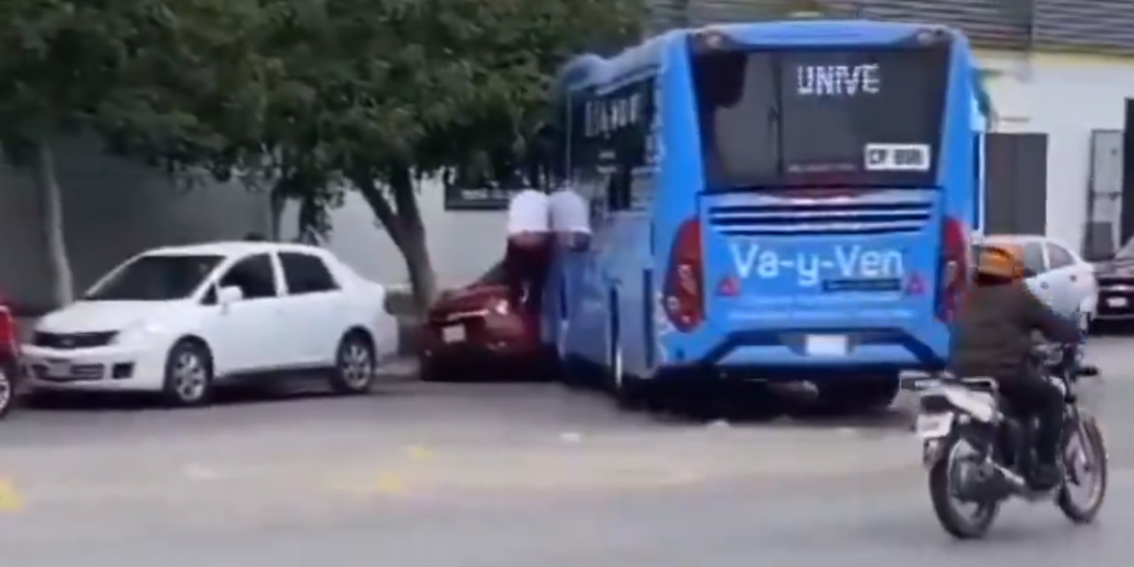 VIDEO: Chofer de camión olvida poner el freno y provoca colisión con auto | El Imparcial de Oaxaca