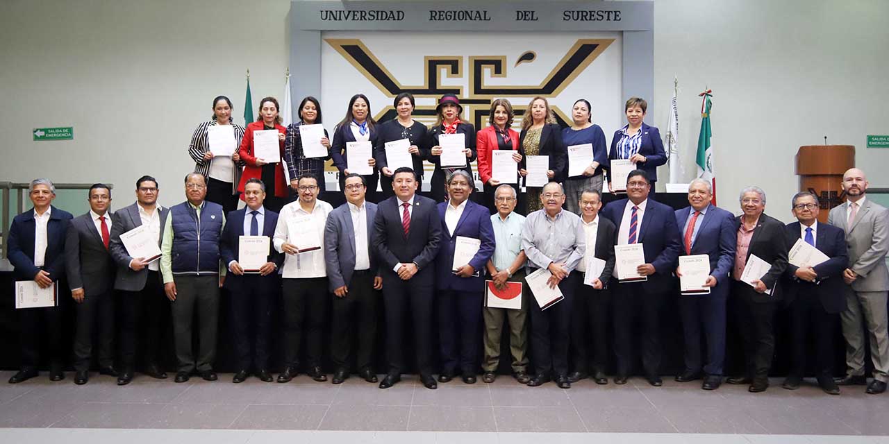 Entrega Colegio de Contadores Públicos constancias  de la Norma de Desarrollo Profesional Continuo