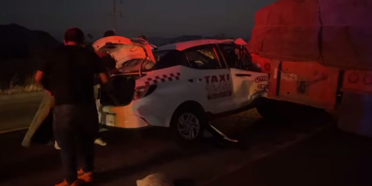 Taxi se estrella contra tráiler estacionado en La Ventosa | El Imparcial de Oaxaca