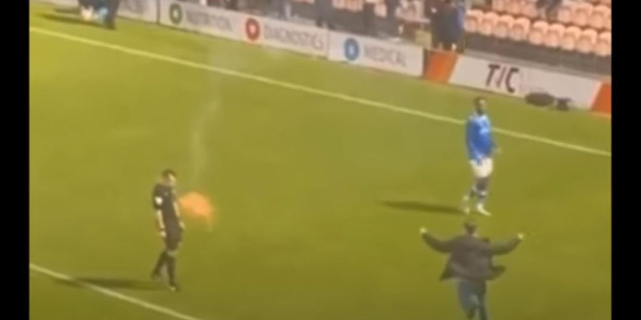VIDEO: Aficionados le avientan bengala a árbitro porque su equipo empató