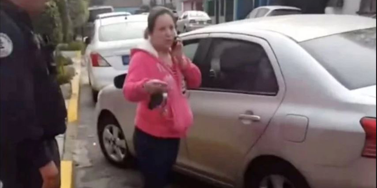 VIDEO: Señora enloquece cuando automóvil se estaciona frente a su casa | El Imparcial de Oaxaca