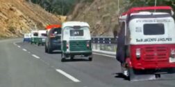Foto: captura de video // Al menos tres “caravanas” de mototaxis circulando por la nueva vía a la costa.