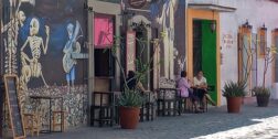 Foto: Lisbeth Mejía Reyes // Convive el arte urbano como mesas colocadas en las calles y ocupadas preferentemente por extranjeros.