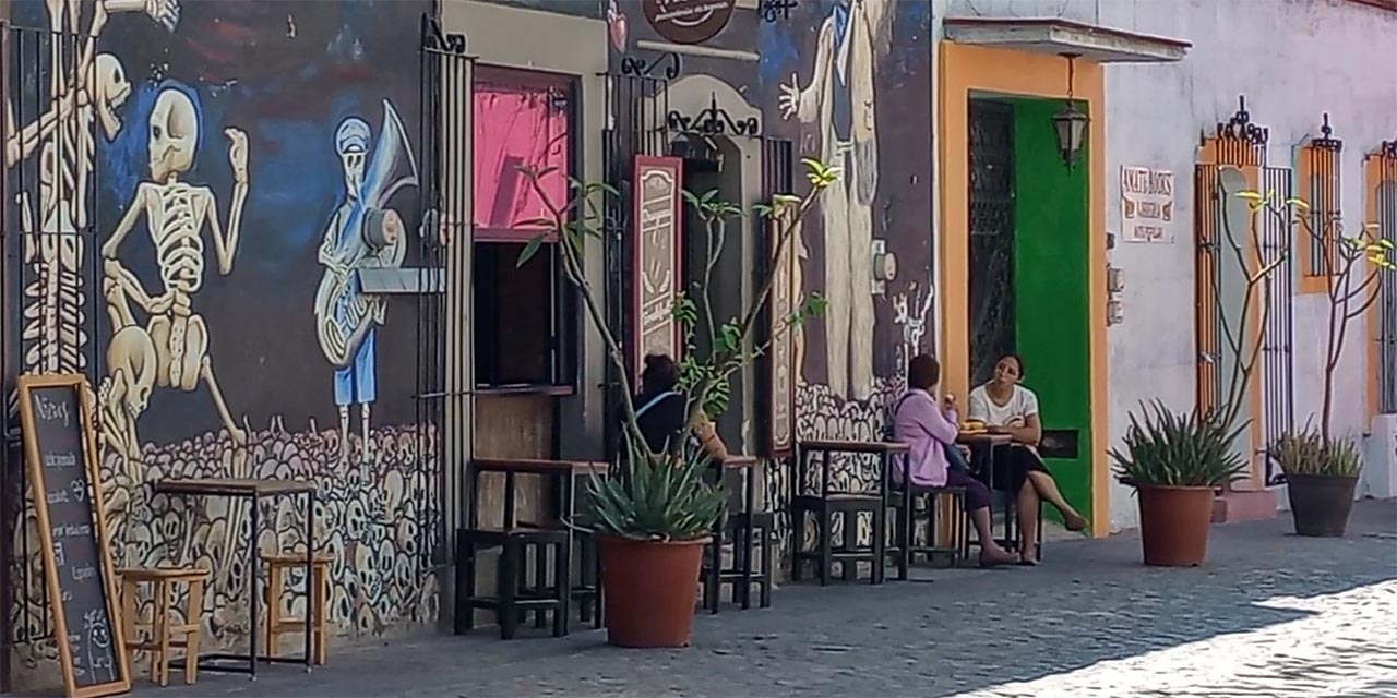 Foto: Lisbeth Mejía Reyes // Convive el arte urbano como mesas colocadas en las calles y ocupadas preferentemente por extranjeros.