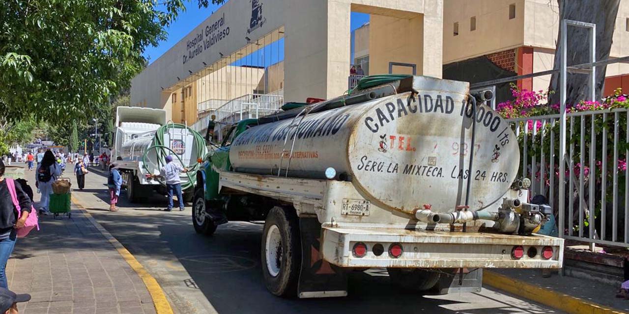 Foto: Yadira Sosa // Dos pipas de agua de 10 mil litros abastecían al Hospital Civil este jueves, luego de los reclamos del personal, pacientes y familiares ante la falta del vital líquido.
