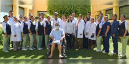 El equipo multidisciplinario de especialistas del HRAEO, con el paciente, Rigoberto, y la donadora, su esposa Leticia.