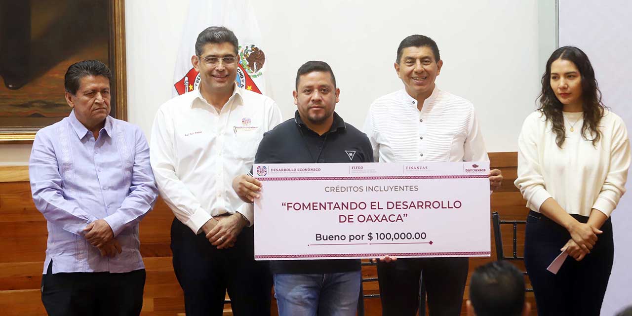 Foto: Luis Alberto Cruz // El gobernador Salomón Jara Cruz entregó los primeros Créditos Incluyentes como parte del programa Fomentando el Desarrollo de Oaxaca.