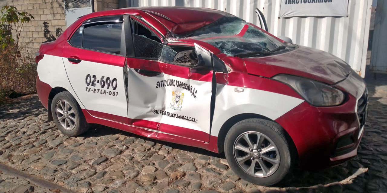 El taxi en el que viajaban sufrió varios daños en la carrocería.