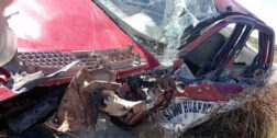 El taxi del sitio Huanacastal quedó severamente dañado por el impacto.