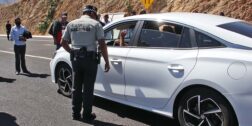 Foto: Adrián Gaytán // Elementos de la Guardia Nacional recomiendan a automovilistas no exceder los límites de velocidad en la súper carretera a la Costa.