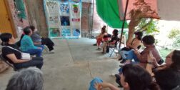 Foto: Lisbeth Mejía // Edith y un grupo de mujeres bordaron y tejieron en la ciudad de Oaxaca nueve mantas.